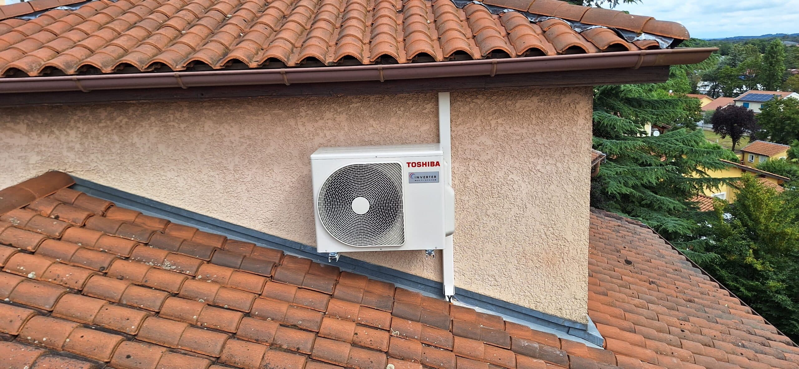 Unité extérieure de pompe à chaleur installée par Climatt
