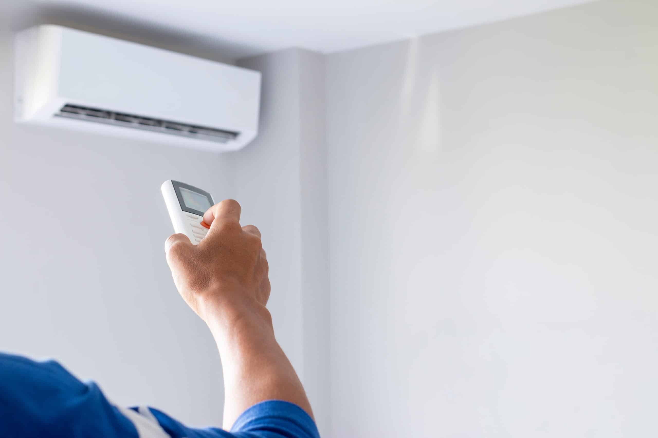 Réglage d'une climatisation murale par un expert