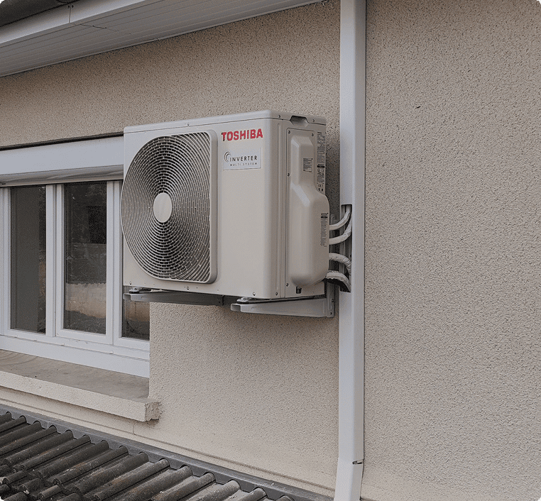 Unité extérieure Toshiba posée par notre entreprise climatisation Villefranche
