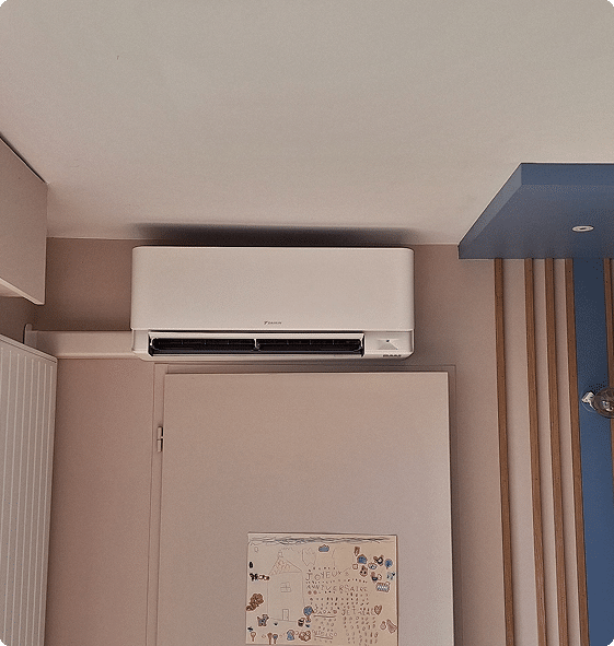Pose de climatisation réversible au-dessus d'une porte